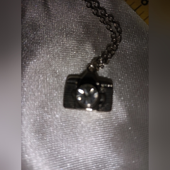 Photographers bling silver tone camera pendant with rhinestone lens. - Picture 5 of 6